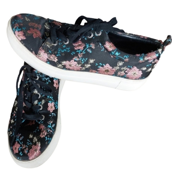 💥Host Pick💥 J/Slides NYC Platform Sneakers - Picture 2 of 4